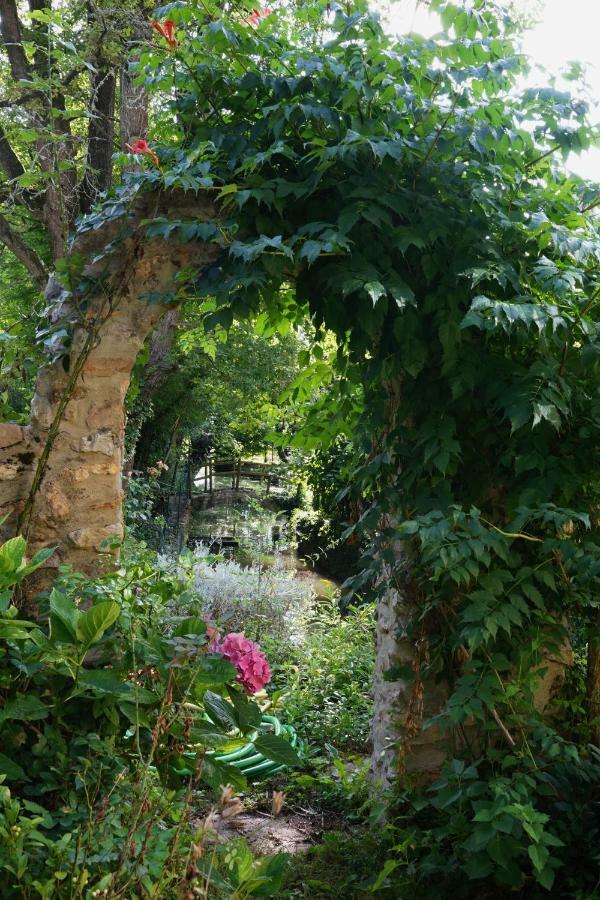 Le Moulin De La Planche Bed & Breakfast Cerelles Exterior photo